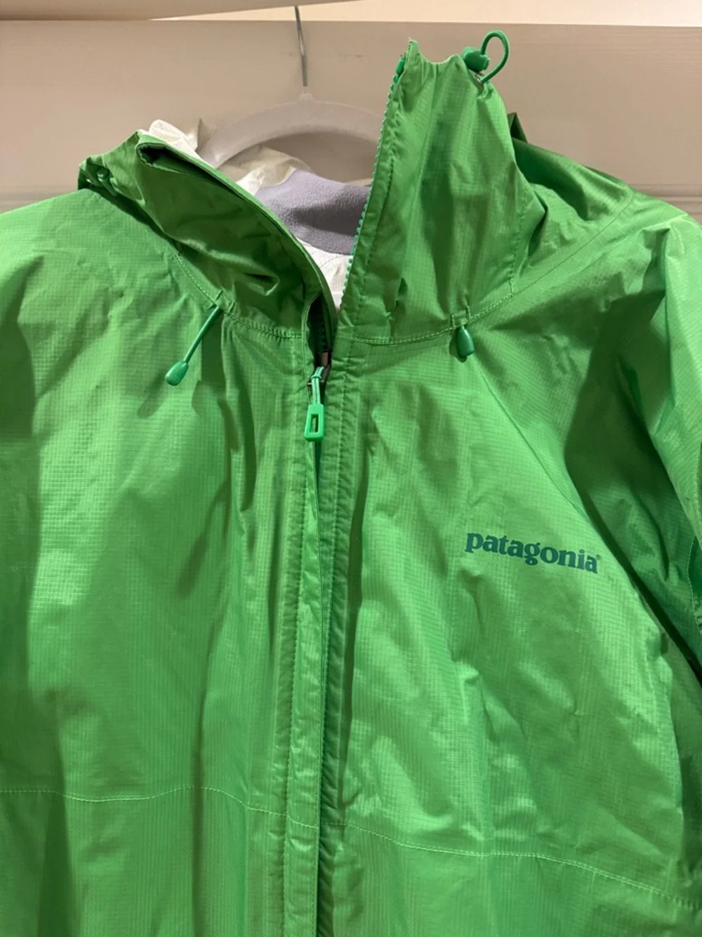 Patagonia men’s Bright Green Hooded Shell Jacket - Picture 2 of 8